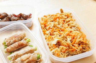 Masada servis edilen konteynırlarda hazır yemek