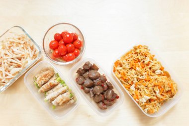 Masada servis edilen konteynırlarda hazır yemek