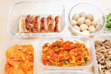 Masada servis edilen konteynırlarda hazır yemek