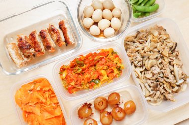 Masada servis edilen konteynırlarda hazır yemek