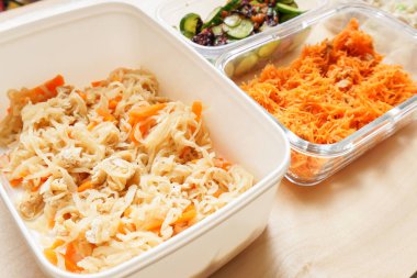 Masada servis edilen konteynırlarda hazır yemek