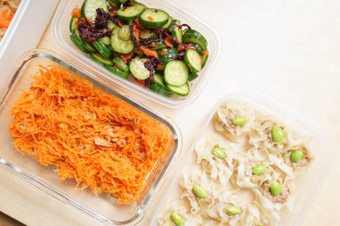 Masada servis edilen konteynırlarda hazır yemek