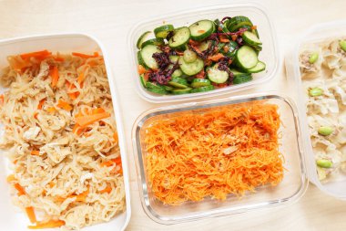 Masada servis edilen konteynırlarda hazır yemek