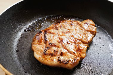 Tavada ızgara biftek, yakın çekim.