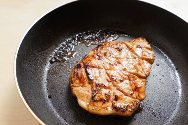 Tavada ızgara biftek, yakın çekim.