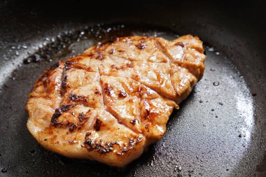 Tavada ızgara biftek, yakın çekim.