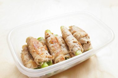 Plastik kabın içinde kerevizli et sosisi.