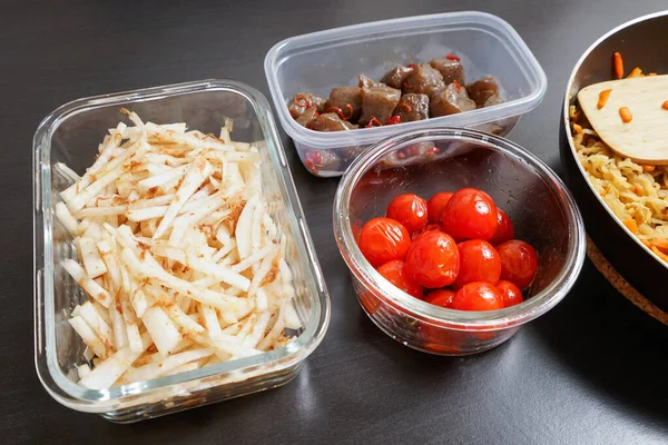 Zubereitete Mahlzeit Containern Auf Dem Tisch Serviert — Stockfoto