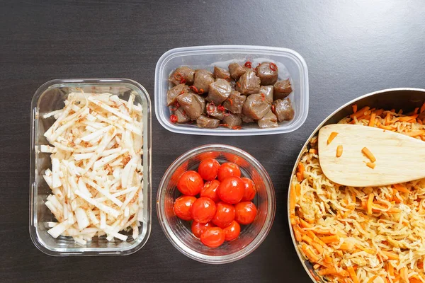 Zubereitete Mahlzeit Containern Auf Dem Tisch Serviert — Stockfoto