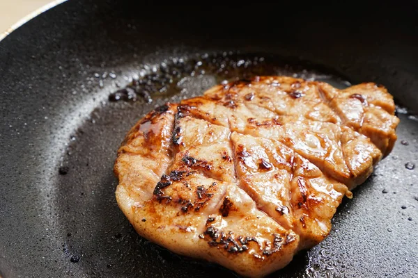 Tavada ızgara biftek, yakın çekim.