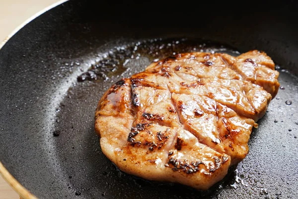 Grillezett Hús Steak Serpenyőben Közelkép — Stock Fotó