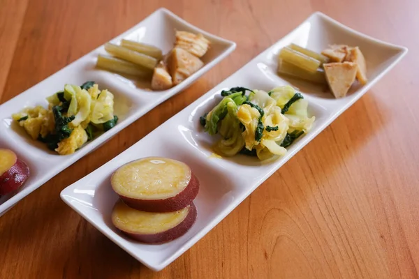 Asiatisches Essen Auf Dem Tisch lizenzfreie Stockbilder