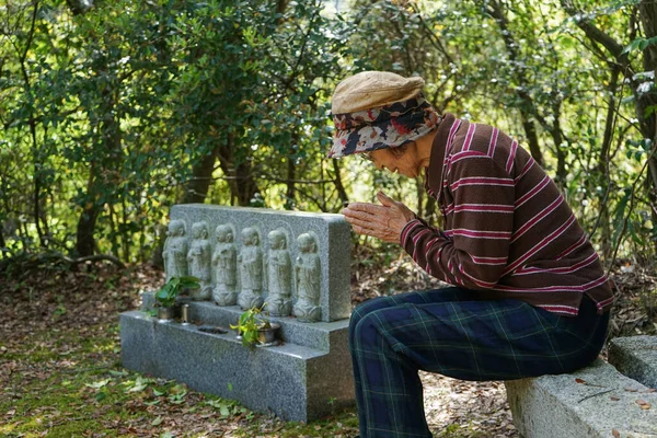 Femme Âgée Visitant Tombe Familiale — Photo