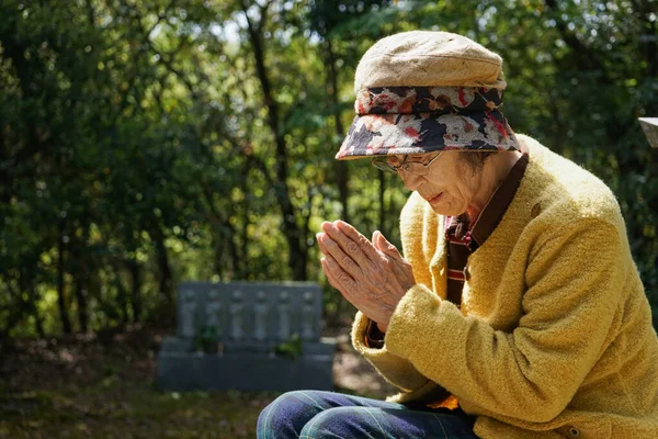 Пожилая Женщина Посещает Семейную Могилу — стоковое фото