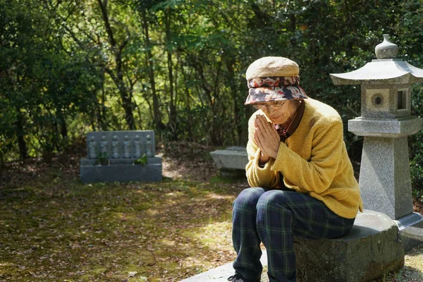 探访家庭坟场的年长妇女 — 图库照片