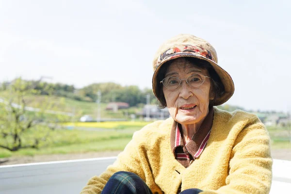 Ouderen Aziatische Vrouw Oogsten Groenten — Stockfoto