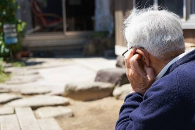 Yaşlı bir adam bahçe dikiyor.