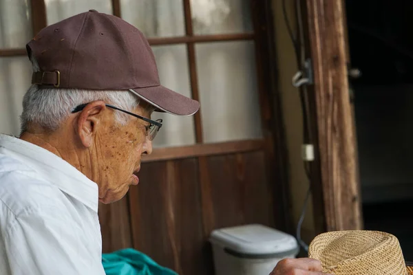 Uomo Anziano Piantare Giardino — Foto Stock