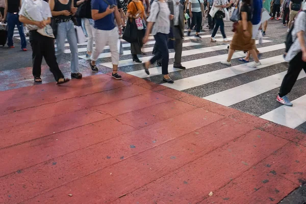 Ludzie Chodzący Przejściu — Zdjęcie stockowe