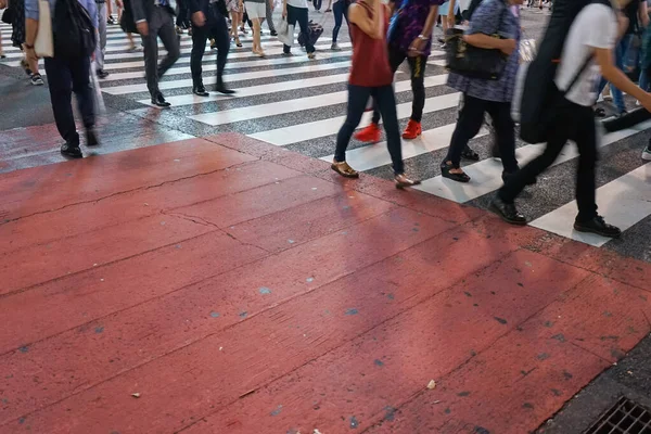 Yaya Geçidinde Yürüyen Insanlar — Stok fotoğraf