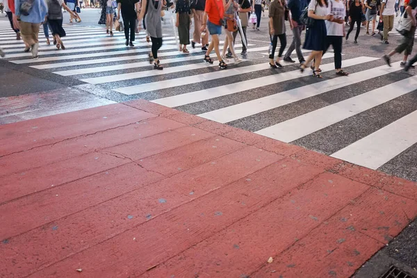 Ludzie Chodzący Przejściu — Zdjęcie stockowe
