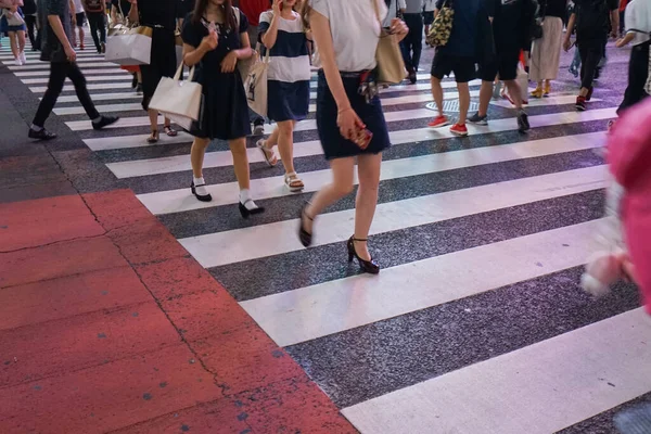 Menschen Gehen Auf Zebrastreifen — Stockfoto