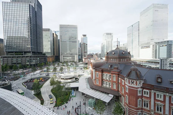Güzel, modern Tokyo İstasyonu.