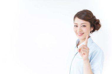 Üniformalı genç Asyalı hemşire. 