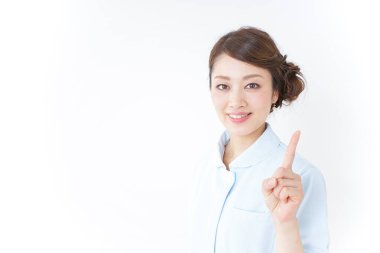 Üniformalı genç Asyalı hemşire. 