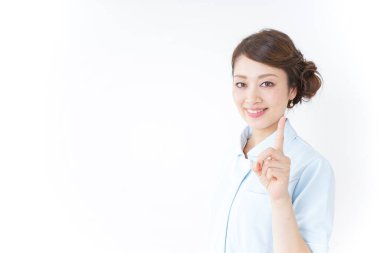 Üniformalı genç Asyalı hemşire. 