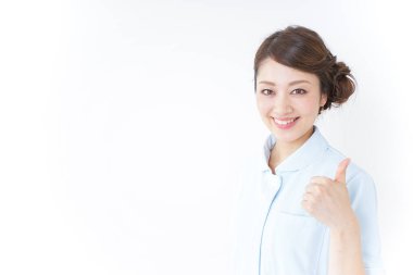 Üniformalı genç Asyalı hemşire. 