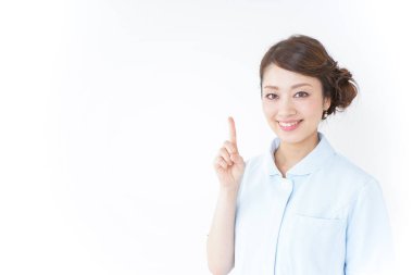 Üniformalı genç Asyalı hemşire. 