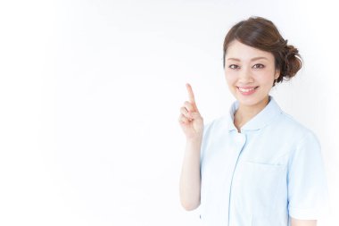 Genç hemşire üniformalı.