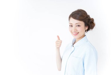 Üniformalı genç Asyalı hemşire. 