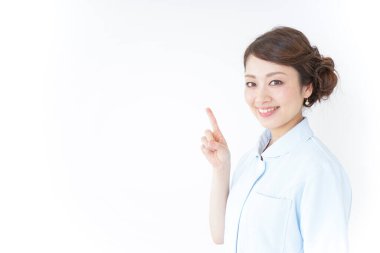 Üniformalı genç Asyalı hemşire. 