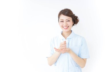 Üniformalı genç Asyalı hemşire. 