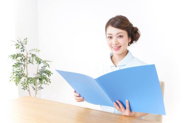 Üniformalı genç Asyalı hemşire. 