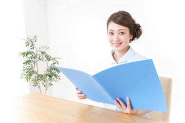 Üniformalı genç Asyalı hemşire. 