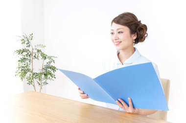 Üniformalı genç Asyalı hemşire. 