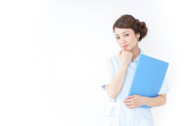 Genç hemşire üniformalı.