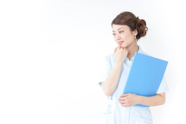 Üniformalı genç Asyalı hemşire. 