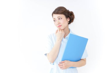 Üniformalı genç Asyalı hemşire. 