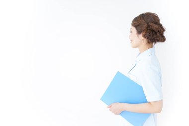 Genç hemşire üniformalı.