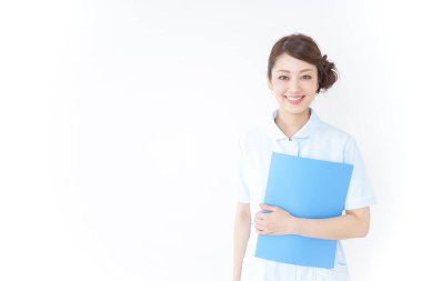 Üniformalı genç Asyalı hemşire. 