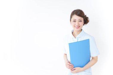 Üniformalı genç Asyalı hemşire. 