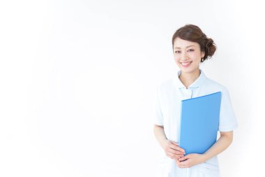 Genç hemşire üniformalı.