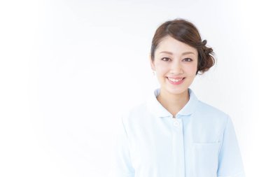 Üniformalı genç Asyalı hemşire. 