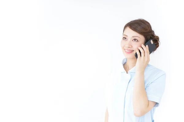 Beyaz Arka Planda Akıllı Telefon Kullanan Hemşire — Stok fotoğraf