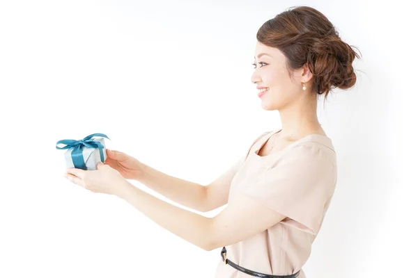 Mulher Segurando Uma Caixa Presente Com Fita Azul — Fotografia de Stock