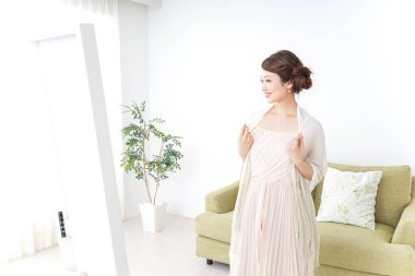 Genç kadınlar elbiselerini değiştiriyor